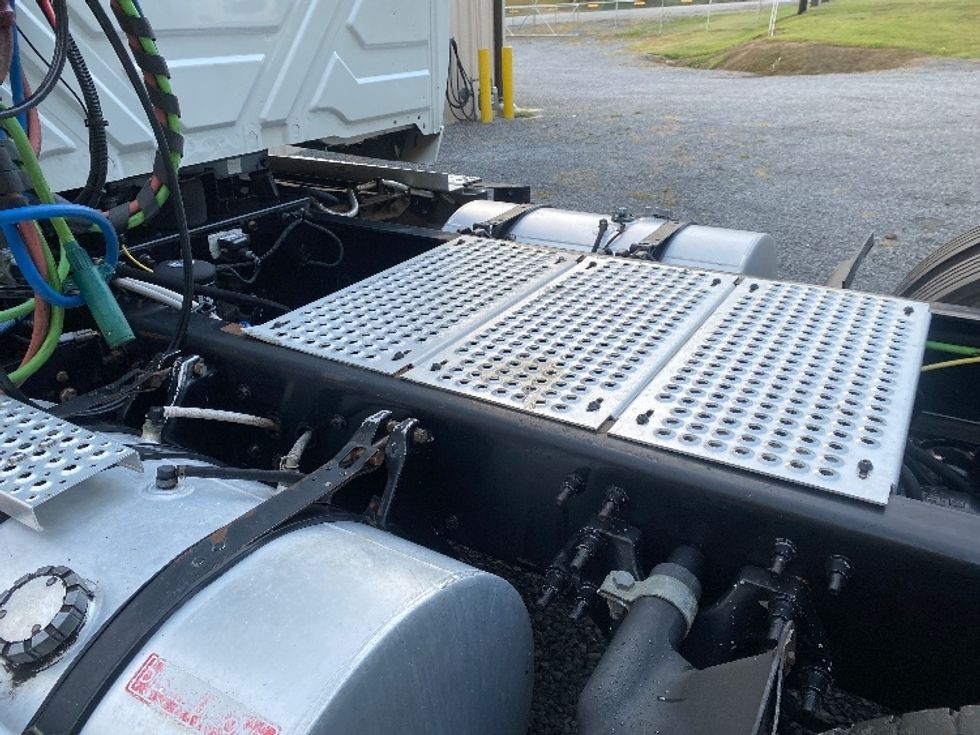 Day Cab Tractor-Heavy Duty Tractors-International-2019-LT625-Cleveland-TN-366,888\n\t\tmiles-$ 26,250 - Image 17