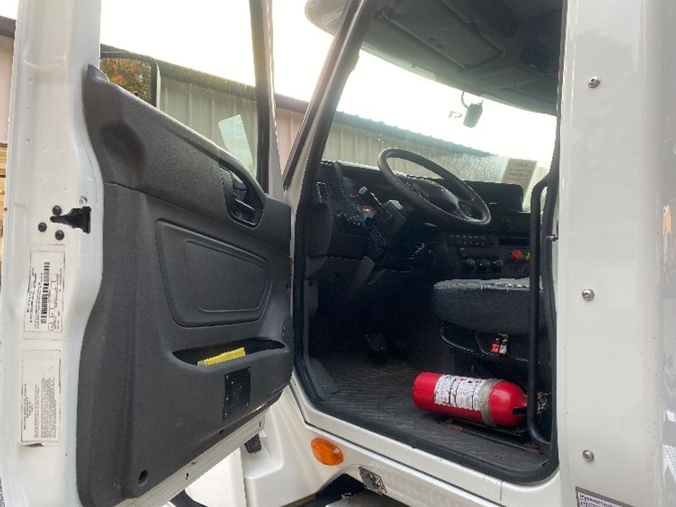 Day Cab Tractor-Heavy Duty Tractors-International-2019-LT625-Cleveland-TN-366,888\n\t\tmiles-$ 26,250 - Image 9