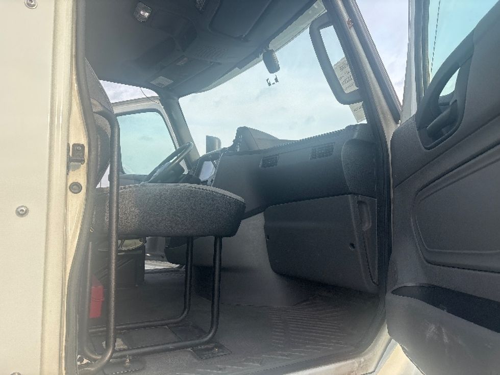 Day Cab Tractor-Heavy Duty Tractors-International-2019-LT625-Concord-NC-546,880\n\t\tmiles-$ 19,000 - Image 12