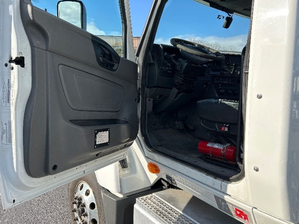 2019 International LT625 LT photo 9