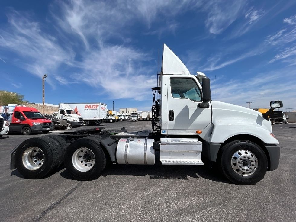 2019 International LT625 LT photo 8