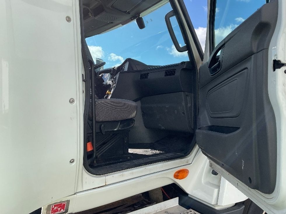 Day Cab Tractor-Heavy Duty Tractors-International-2019-LT625-Elmira-NY-392,533\n\t\tmiles-$ 39,250 - Image 12
