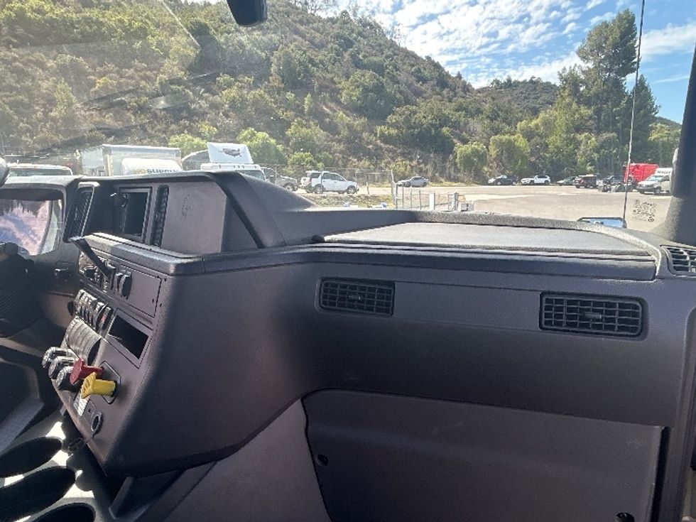 Day Cab Tractor-Heavy Duty Tractors-International-2019-LT625-Fontana-CA-215,520\n\t\tmiles-$ 28,500 - Image 13