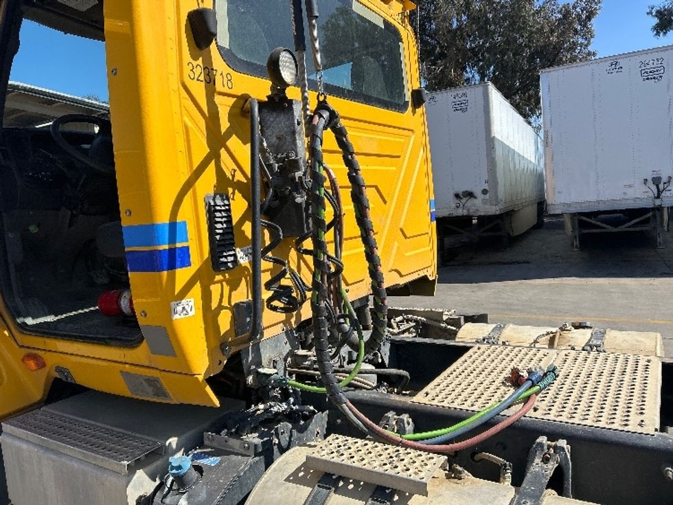 Day Cab Tractor-Heavy Duty Tractors-International-2019-LT625-Fontana-CA-274,433\n\t\tmiles-$ 24,750 - Image 17