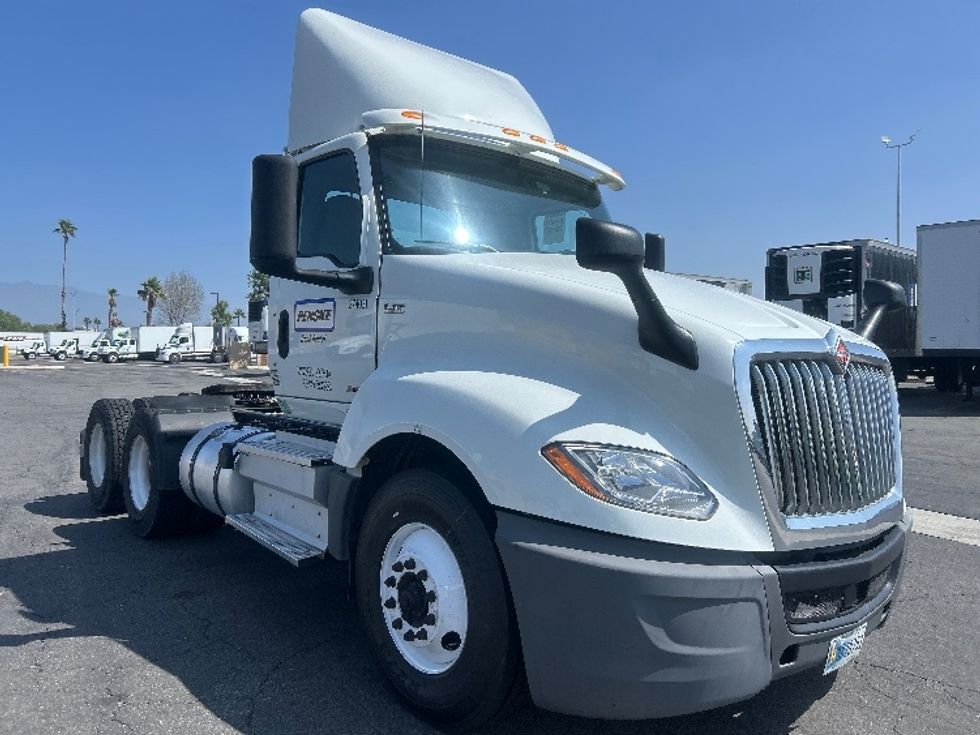 Day Cab Tractor-Heavy Duty Tractors-International-2019-LT625-Fresno-CA-167,264\n\t\tmiles-$ 28,500 - Image 1