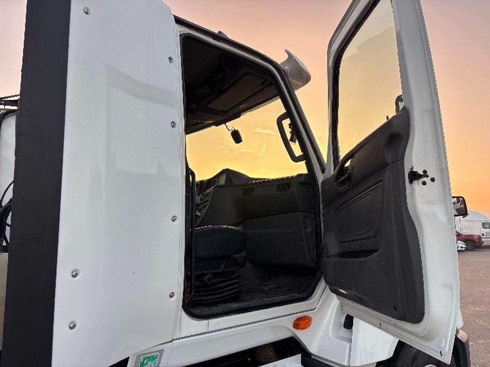 Day Cab Tractor-Heavy Duty Tractors-International-2019-LT625-Fresno-CA-295,666\n\t\tmiles-$ 30,750 - Image 12