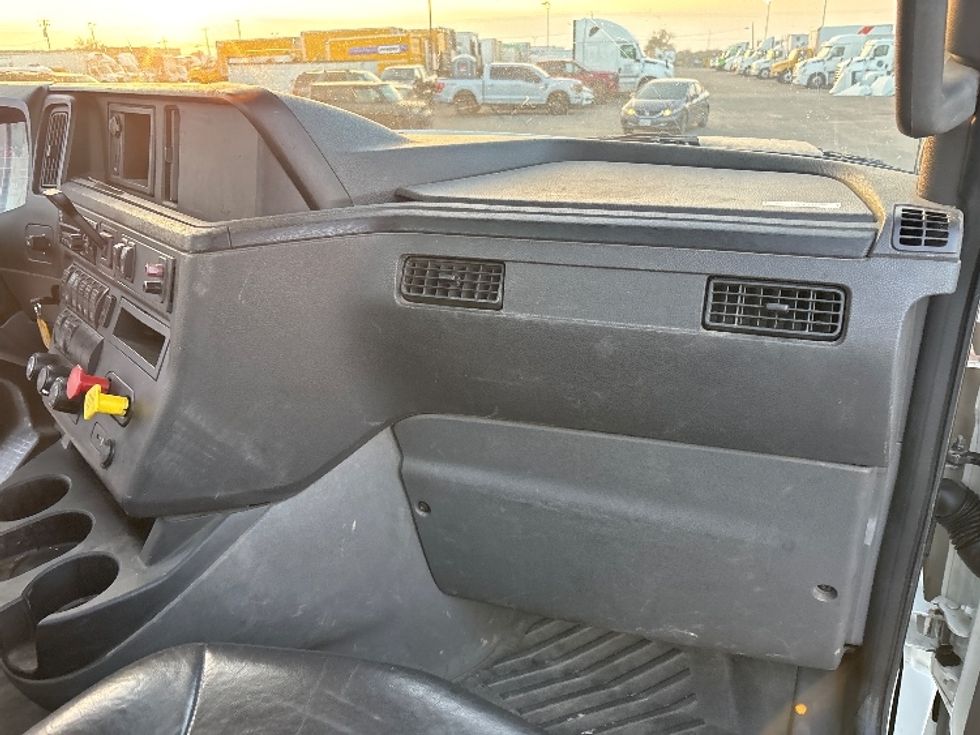 Day Cab Tractor-Heavy Duty Tractors-International-2019-LT625-Fresno-CA-295,666\n\t\tmiles-$ 30,750 - Image 13