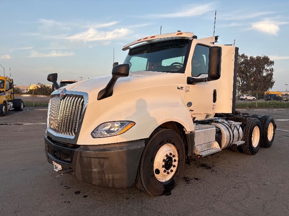 Day Cab Tractor-Heavy Duty Tractors-International-2019-LT625-Fresno-CA-295,666\n\t\tmiles-$ 30,750 - Image 3