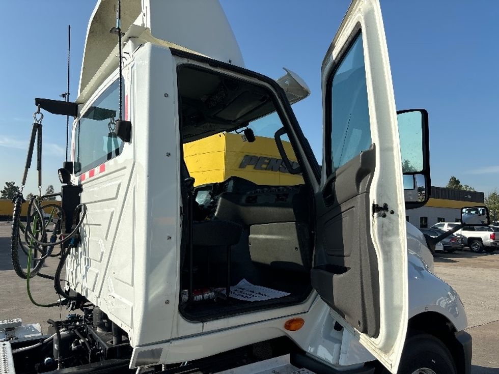 Day Cab Tractor-Heavy Duty Tractors-International-2019-LT625-Houston-TX-233,896\n\t\tmiles-$ 40,250 - Image 12