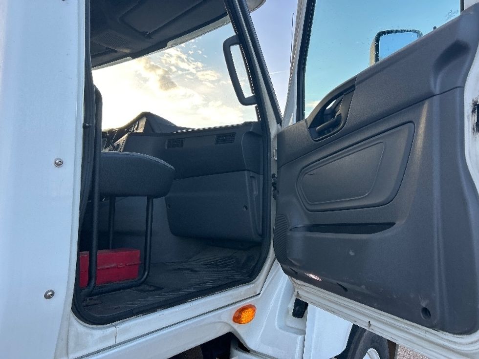 Day Cab Tractor-Heavy Duty Tractors-International-2019-LT625-Lansing-MI-418,870\n\t\tmiles-$ 29,750 - Image 12