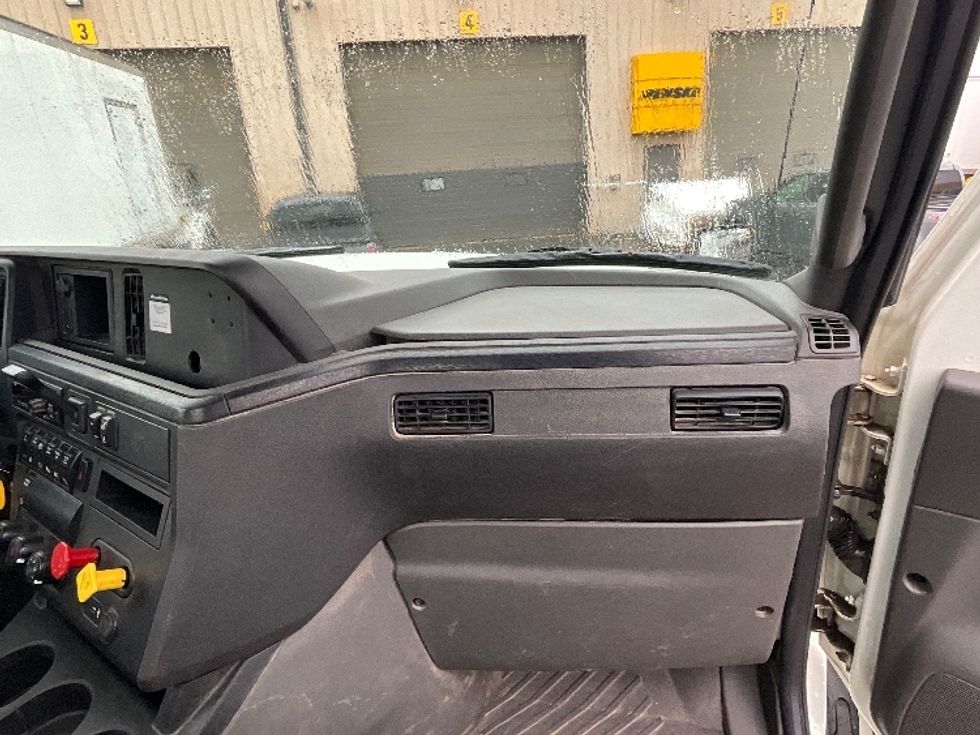 Day Cab Tractor-Heavy Duty Tractors-International-2019-LT625-London-ON-300,473\n\t\tkm-$ 36,500 - Image 13