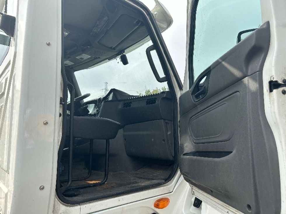 Day Cab Tractor-Heavy Duty Tractors-International-2019-LT625-London-ON-649,901\n\t\tkm-$ 29,500 - Image 12