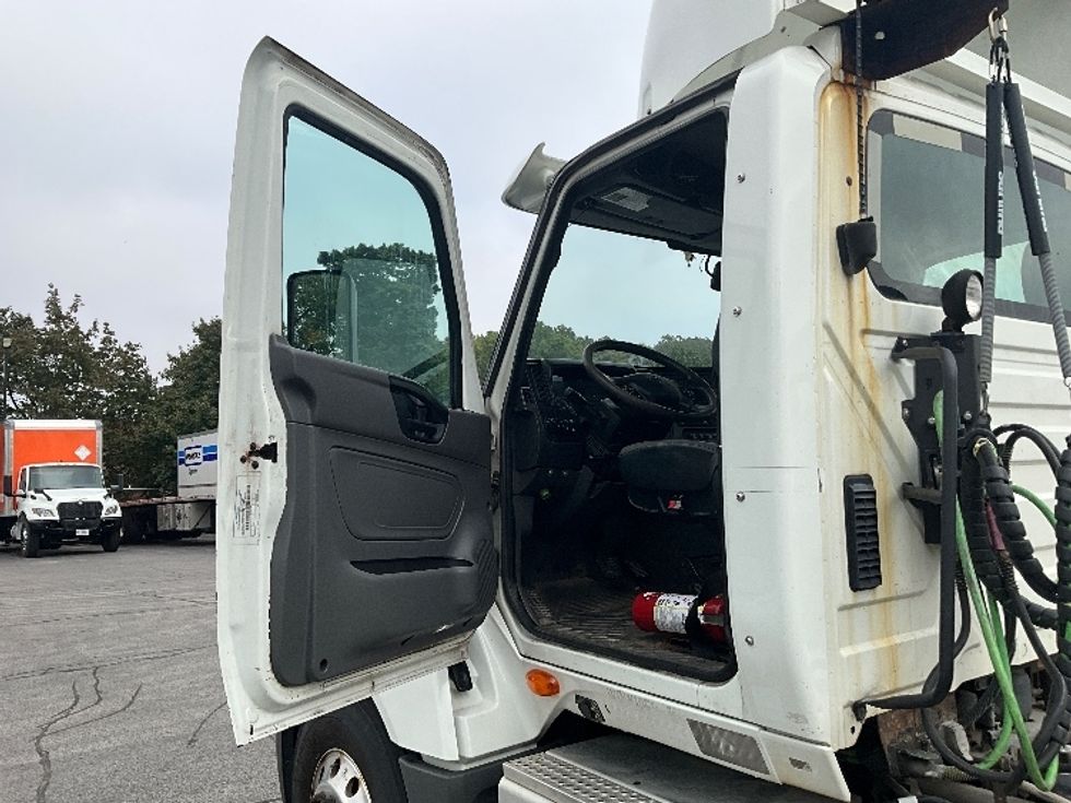 Day Cab Tractor-Heavy Duty Tractors-International-2019-LT625-London-ON-691,492\n\t\tkm-$ 27,500 - Image 9