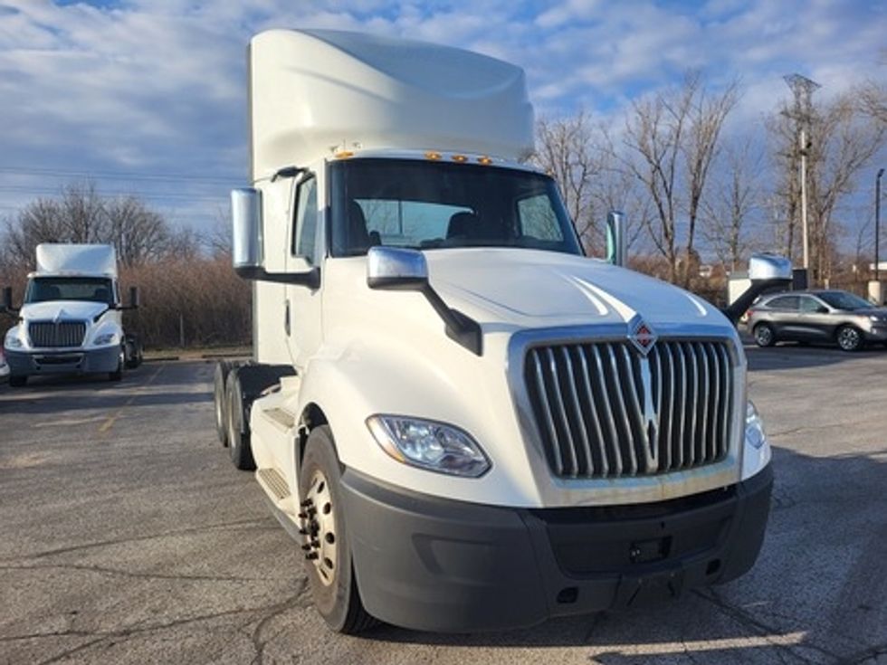 Day Cab Tractor-Heavy Duty Tractors-International-2019-LT625-London-ON-746,352\n\t\tkm-$ 33,000 - Image 1
