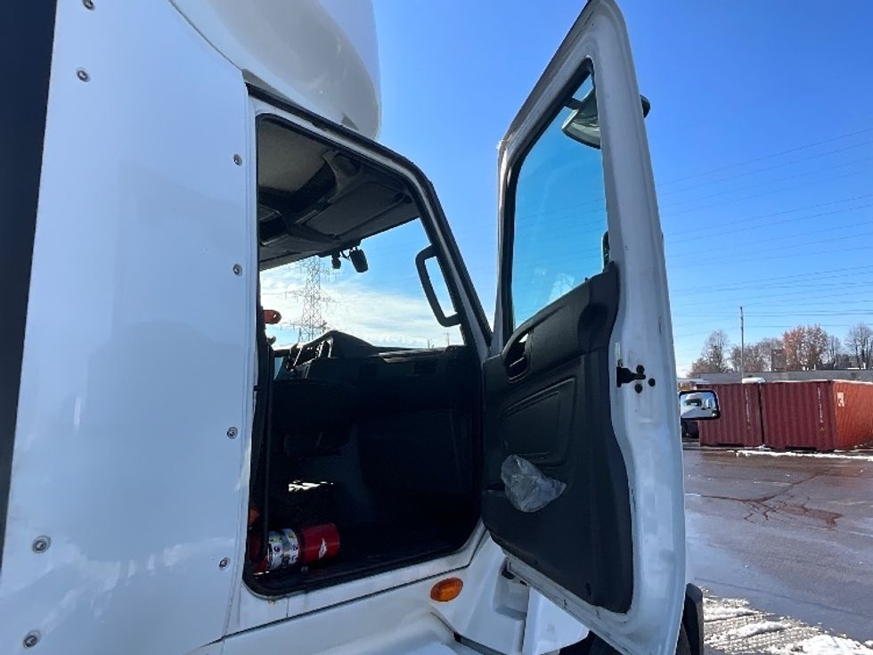 Day Cab Tractor-Heavy Duty Tractors-International-2019-LT625-London-ON-746,352\n\t\tkm-$ 33,000 - Image 12