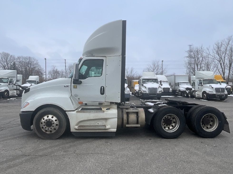 Day Cab Tractor-Heavy Duty Tractors-International-2019-LT625-London-ON-864,983\n\t\tkm-$ 29,250 - Image 4