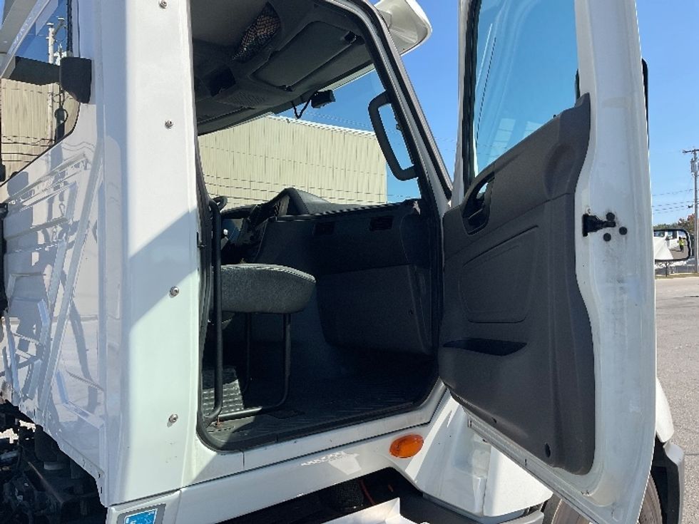 Day Cab Tractor-Heavy Duty Tractors-International-2019-LT625-Londonderry-NH-203,883\n\t\tmiles-$ 28,750 - Image 12