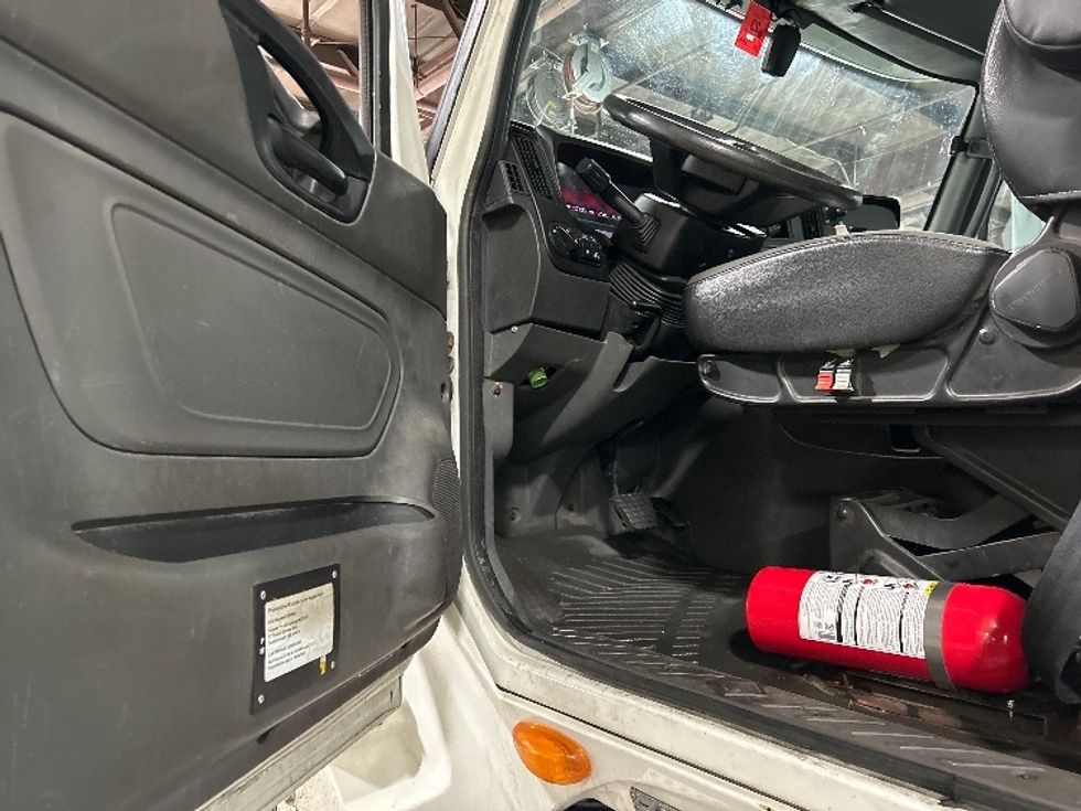 Day Cab Tractor-Heavy Duty Tractors-International-2019-LT625-Londonderry-NH-303,932\n\t\tmiles-$ 27,750 - Image 9