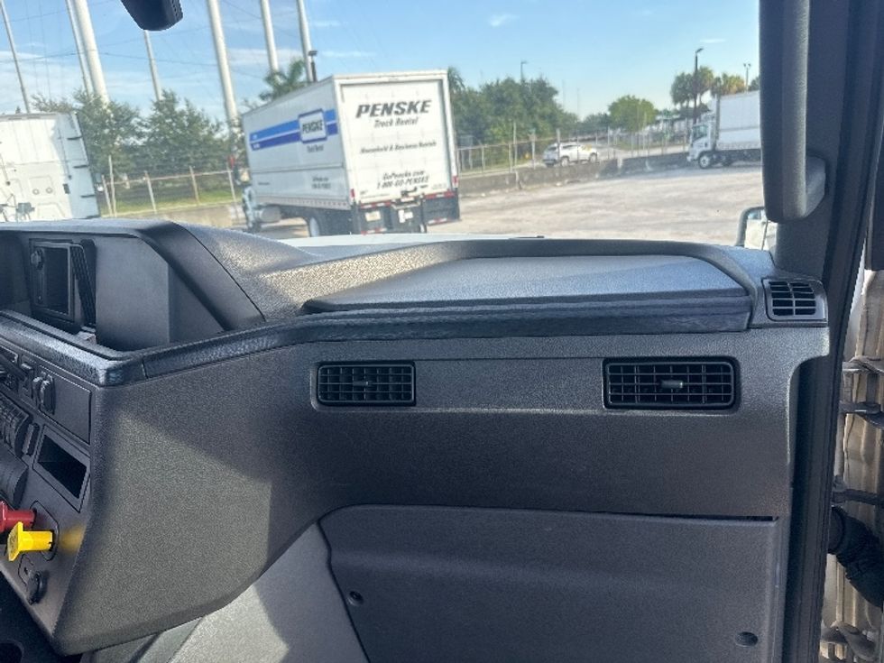 Day Cab Tractor-Heavy Duty Tractors-International-2019-LT625-Medley-FL-199,549\n\t\tmiles-$ 26,750 - Image 12