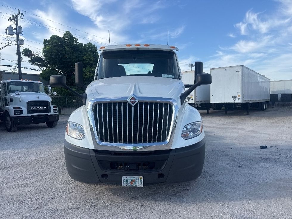 Day Cab Tractor-Heavy Duty Tractors-International-2019-LT625-Medley-FL-199,549\n\t\tmiles-$ 26,750 - Image 2