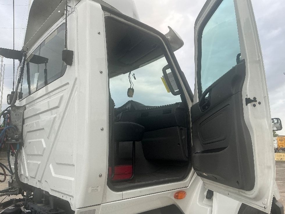 Day Cab Tractor-Heavy Duty Tractors-International-2019-LT625-Medley-FL-228,246\n\t\tmiles-$ 29,000 - Image 10