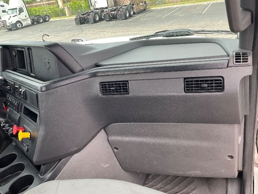 Day Cab Tractor-Heavy Duty Tractors-International-2019-LT625-Milwaukee-WI-373,332\n\t\tmiles-$ 26,250 - Image 12