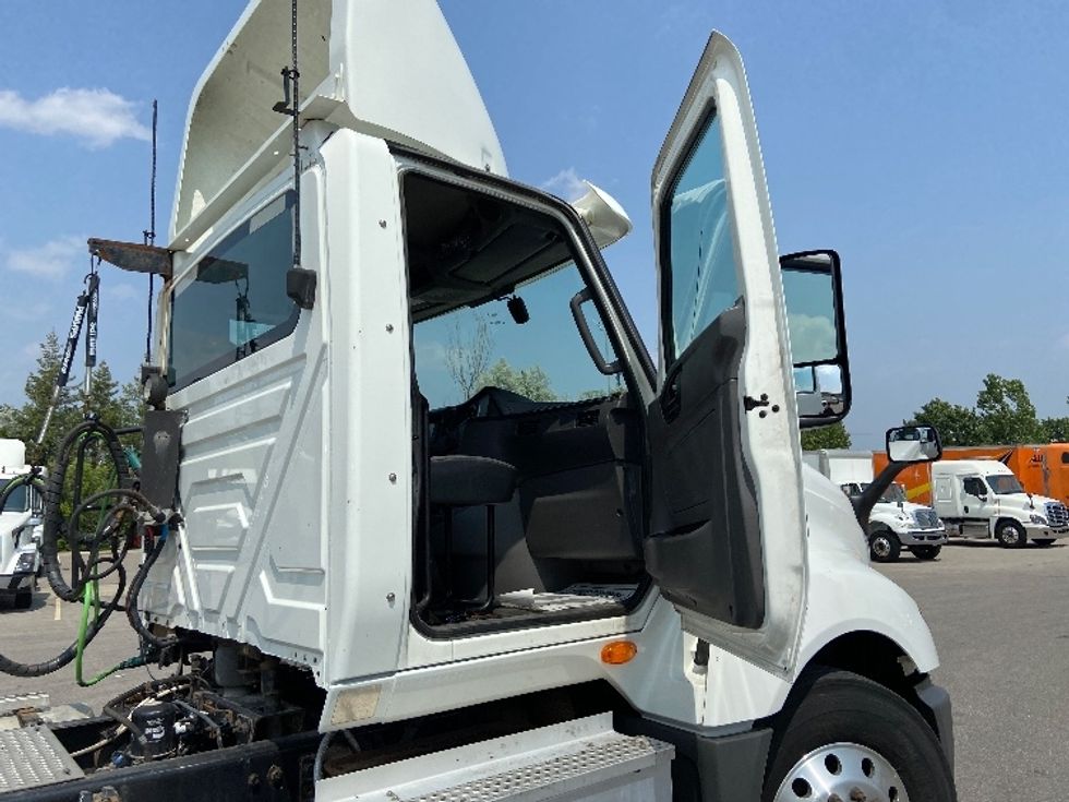 Day Cab Tractor-Heavy Duty Tractors-International-2019-LT625-Mississauga-ON-323,946\n\t\tkm-$ 32,500 - Image 12