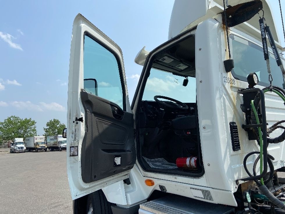 Day Cab Tractor-Heavy Duty Tractors-International-2019-LT625-Mississauga-ON-323,946\n\t\tkm-$ 32,500 - Image 9