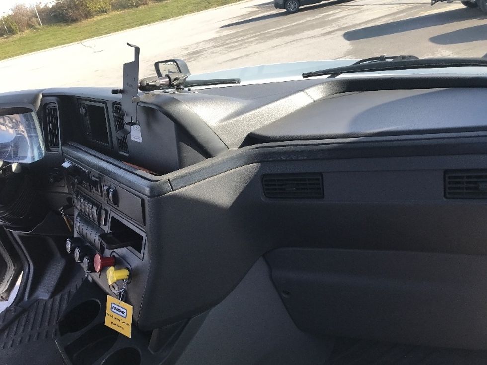 Day Cab Tractor-Heavy Duty Tractors-International-2019-LT625-Mississauga-ON-353,338\n\t\tkm-$ 36,500 - Image 13