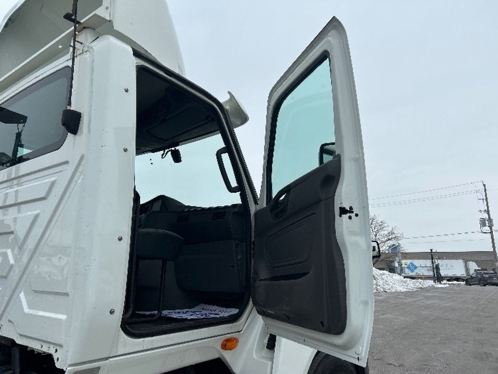Day Cab Tractor-Heavy Duty Tractors-International-2019-LT625-Mississauga-ON-437,212\n\t\tkm-$ 36,500 - Image 12