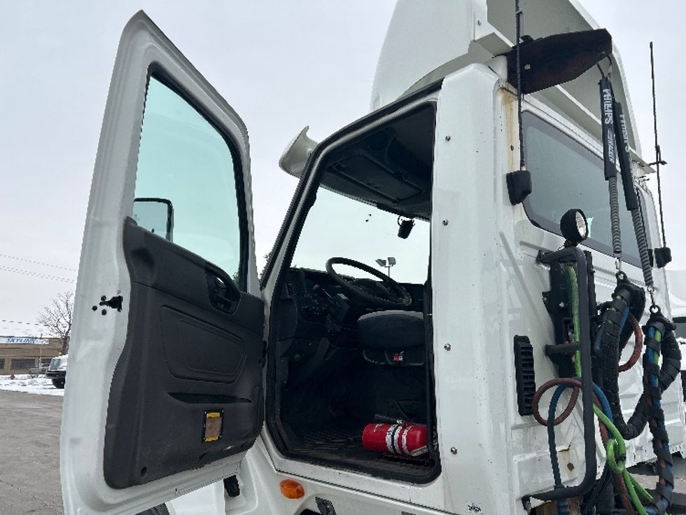 Day Cab Tractor-Heavy Duty Tractors-International-2019-LT625-Mississauga-ON-437,212\n\t\tkm-$ 36,500 - Image 9