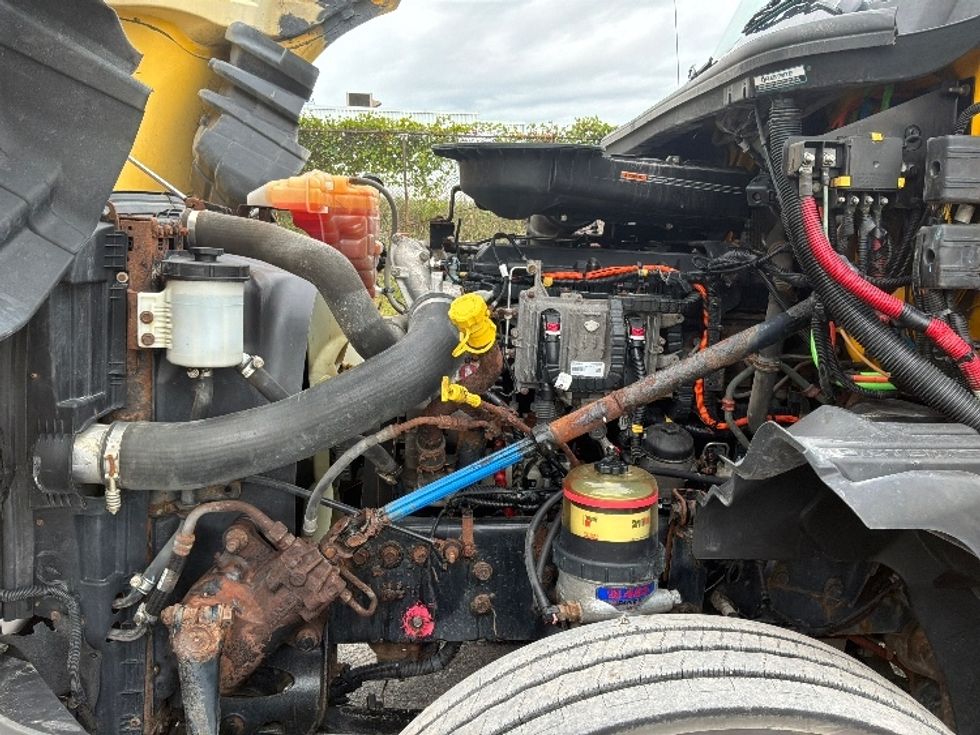 Day Cab Tractor-Heavy Duty Tractors-International-2019-LT625-Mississauga-ON-485,720\n\t\tkm-$ 28,500 - Image 16