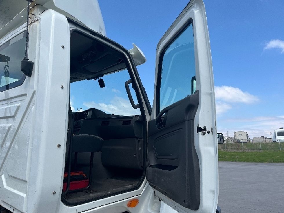 Day Cab Tractor-Heavy Duty Tractors-International-2019-LT625-Mississauga-ON-661,164\n\t\tkm-$ 30,500 - Image 12