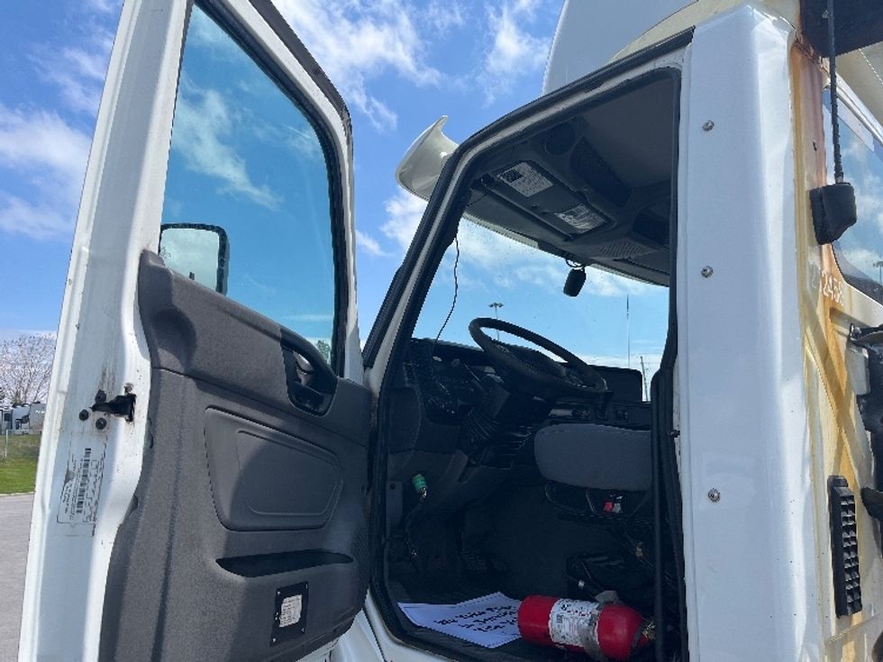 Day Cab Tractor-Heavy Duty Tractors-International-2019-LT625-Mississauga-ON-661,164\n\t\tkm-$ 30,500 - Image 9