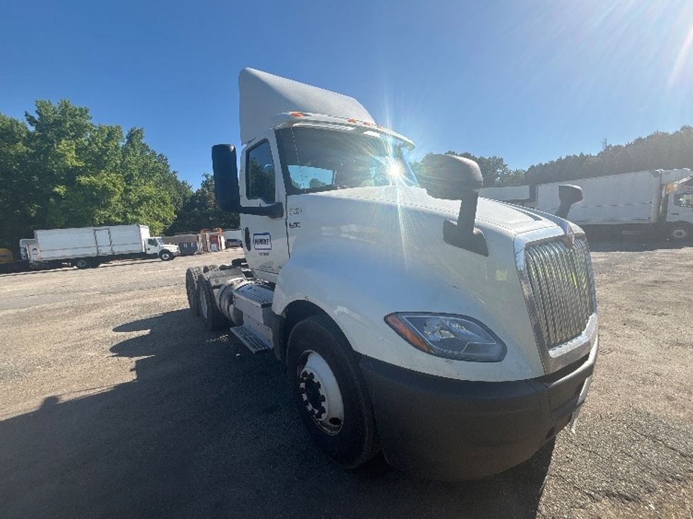 Day Cab Tractor-Heavy Duty Tractors-International-2019-LT625-Newport News-VA-379,404\n\t\tmiles-$ 25,750 - Image 1