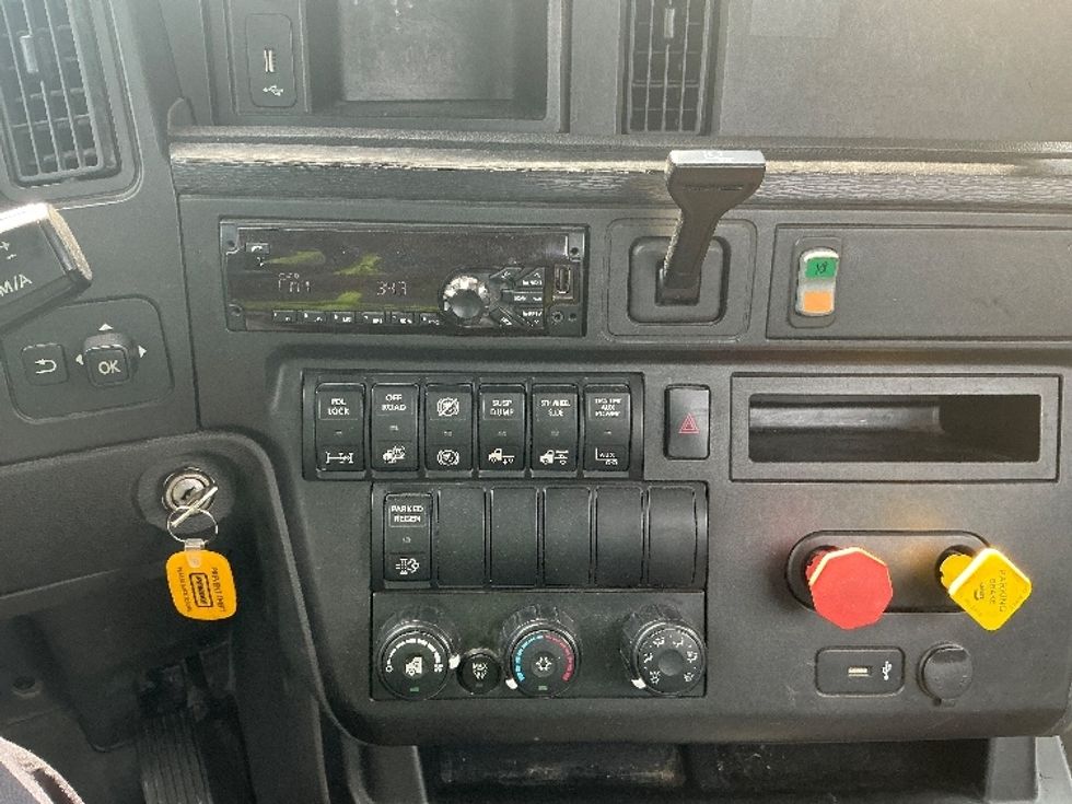 Day Cab Tractor-Heavy Duty Tractors-International-2019-LT625-Pensacola-FL-276,523\n\t\tmiles-$ 31,250 - Image 17