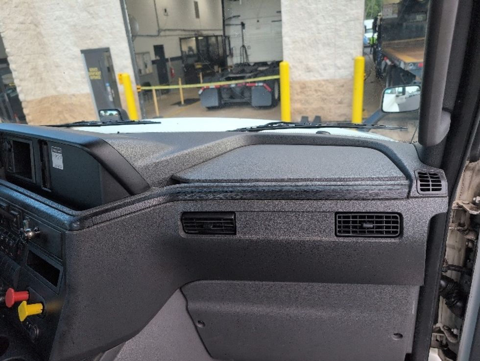 Day Cab Tractor-Heavy Duty Tractors-International-2019-LT625-Pensacola-FL-530,000\n\t\tmiles-$ 19,000 - Image 13