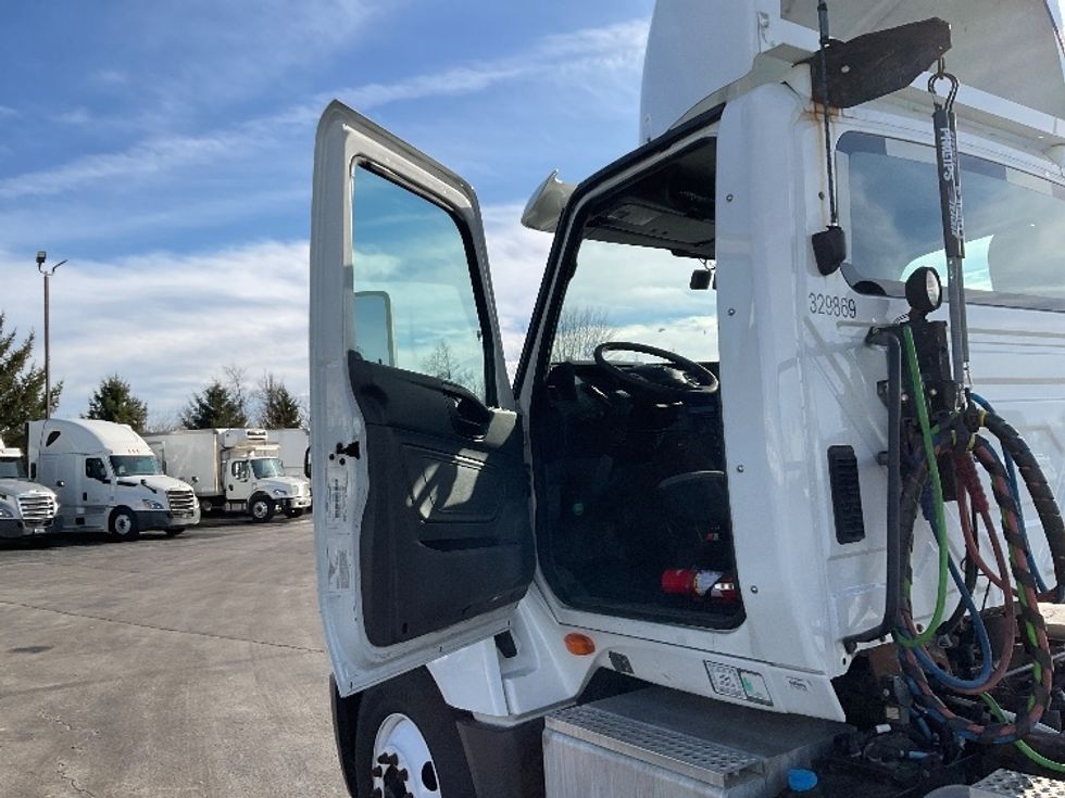Day Cab Tractor-Heavy Duty Tractors-International-2019-LT625-Perrysburg-OH-179,885\n\t\tmiles-$ 24,500 - Image 9