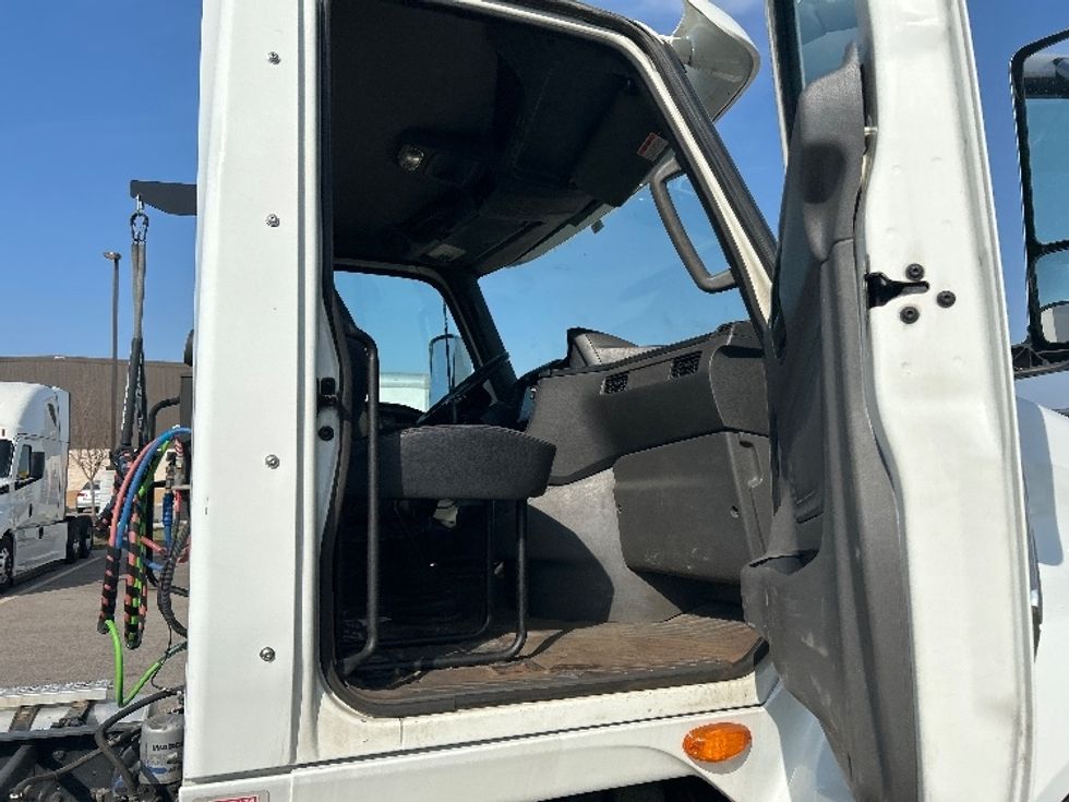 Day Cab Tractor-Heavy Duty Tractors-International-2019-LT625-Piqua-OH-371,022\n\t\tmiles-$ 22,750 - Image 10