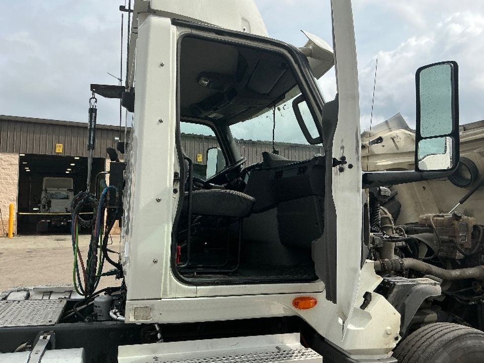 Day Cab Tractor-Heavy Duty Tractors-International-2019-LT625-Piqua-OH-684,806\n\t\tmiles-$ 21,750 - Image 12