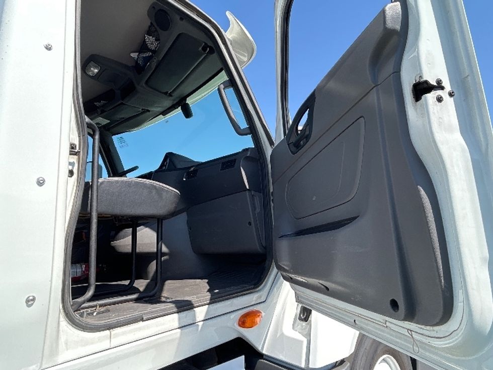 Day Cab Tractor-Heavy Duty Tractors-International-2019-LT625-Stockton-CA-308,696\n\t\tmiles-$ 30,000 - Image 12