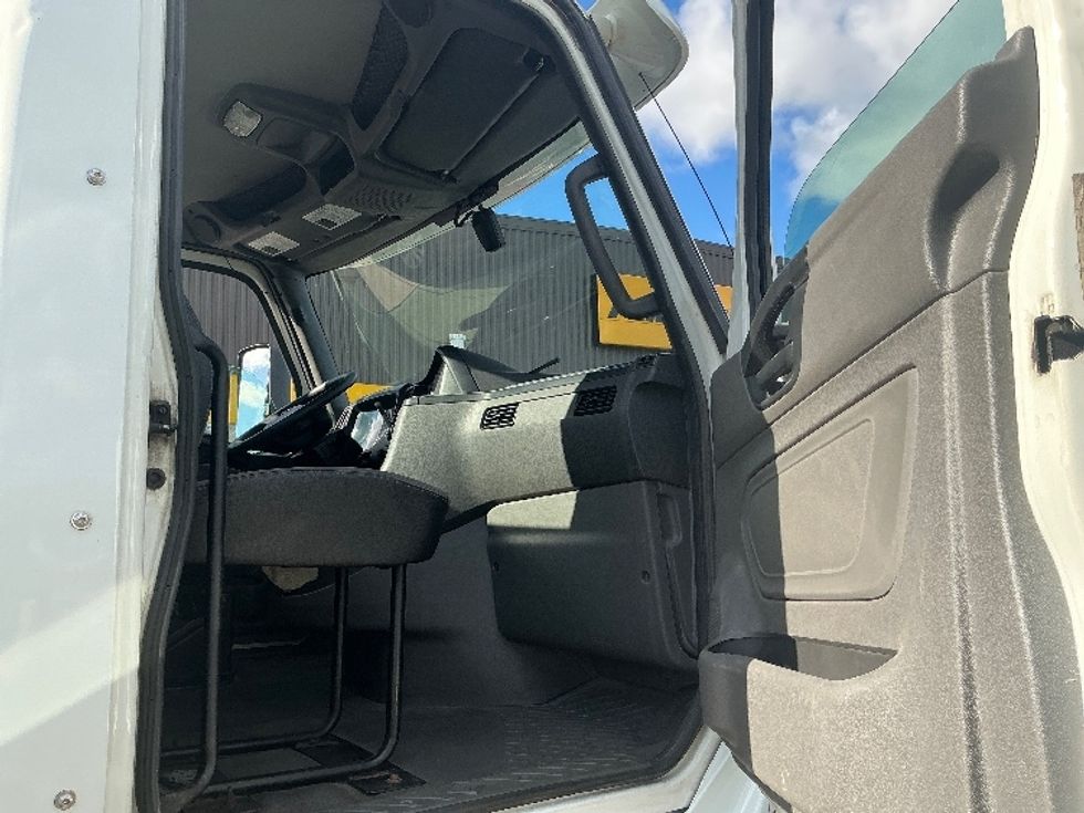 Day Cab Tractor-Heavy Duty Tractors-International-2019-LT625-Stoney Creek-ON-510,193\n\t\tkm-$ 35,750 - Image 12