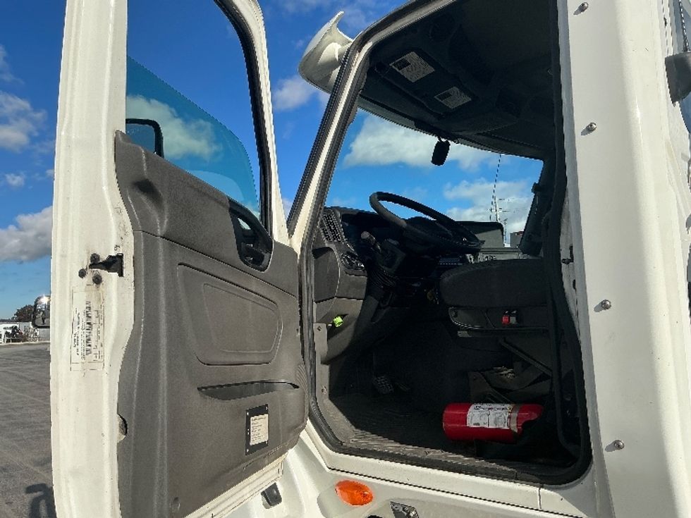 Day Cab Tractor-Heavy Duty Tractors-International-2019-LT625-Stoney Creek-ON-510,193\n\t\tkm-$ 35,750 - Image 9