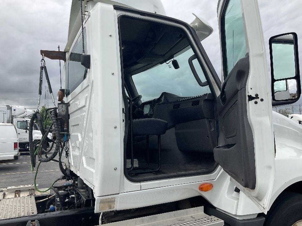 Day Cab Tractor-Heavy Duty Tractors-International-2019-LT625-Stoney Creek-ON-526,744\n\t\tkm-$ 35,750 - Image 12