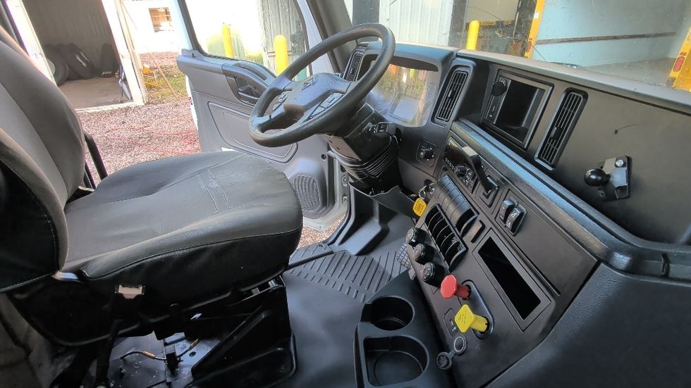 Day Cab Tractor-Heavy Duty Tractors-International-2019-LT625-Suwanee-GA-358,058\n\t\tmiles-$ 25,750 - Image 14
