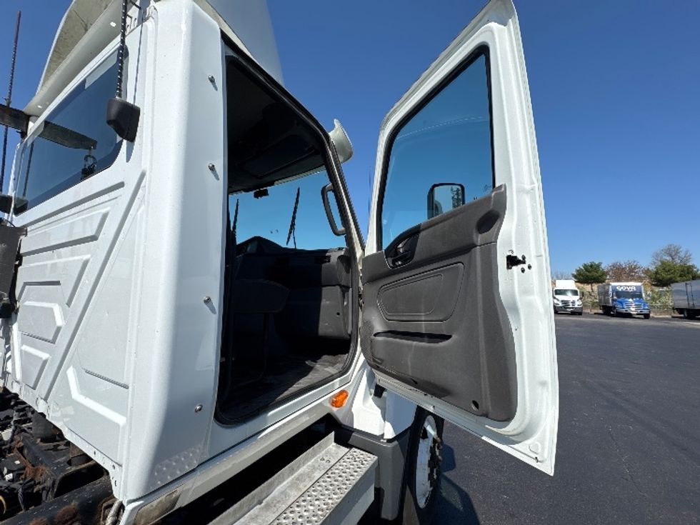 Day Cab Tractor-Heavy Duty Tractors-International-2019-LT625-Swedesboro-NJ-189,781\n\t\tmiles-$ 31,250 - Image 12
