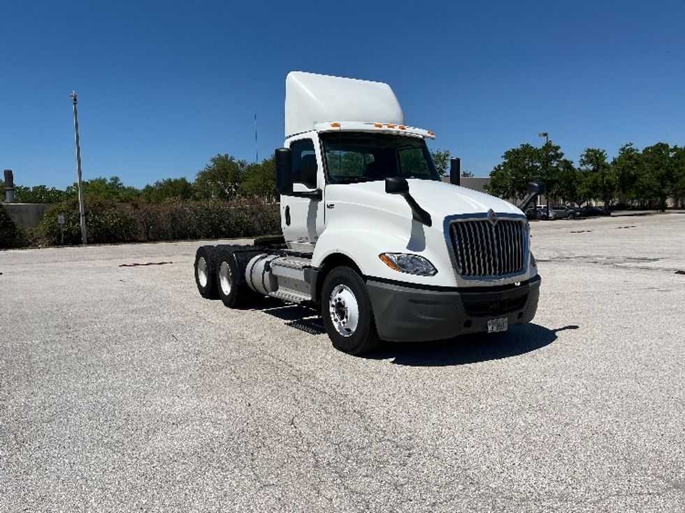 Day Cab Tractor-Heavy Duty Tractors-International-2019-LT625-Tampa-FL-376,132\n\t\tmiles-$ 26,250 - Image 1