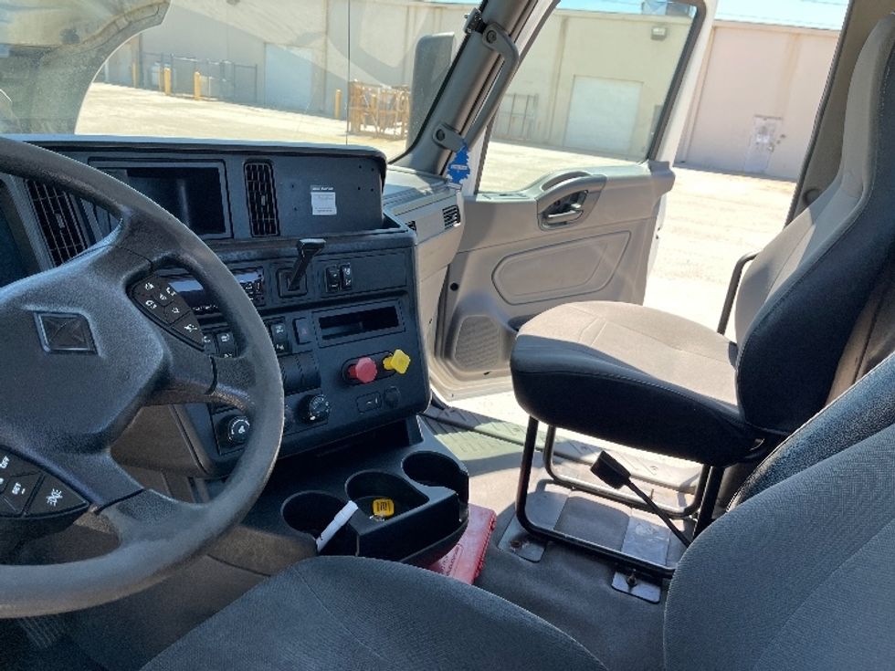 Day Cab Tractor-Heavy Duty Tractors-International-2019-LT625-Tampa-FL-376,132\n\t\tmiles-$ 26,250 - Image 9