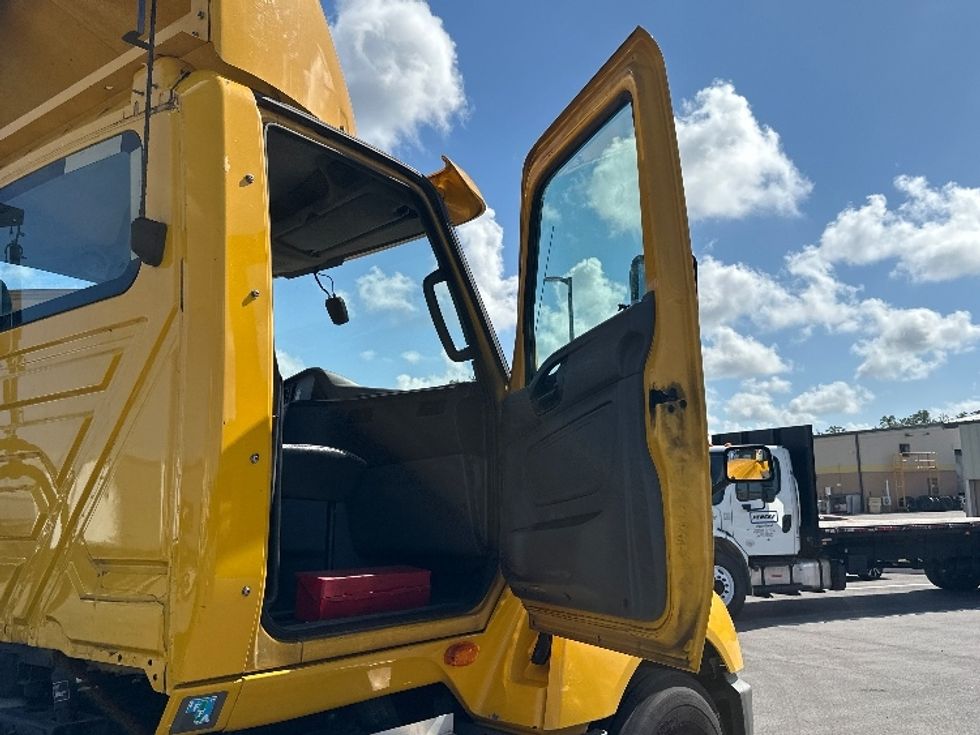 2019 International LT625 LT photo 9