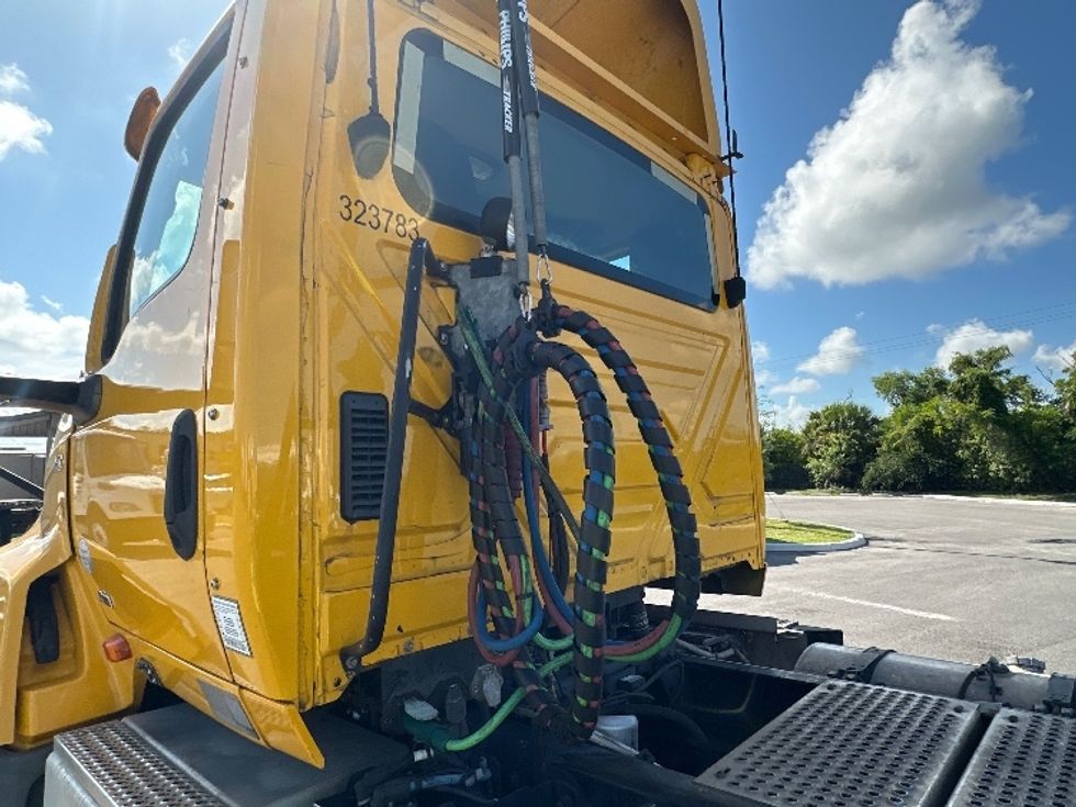 2019 International LT625 LT photo 13